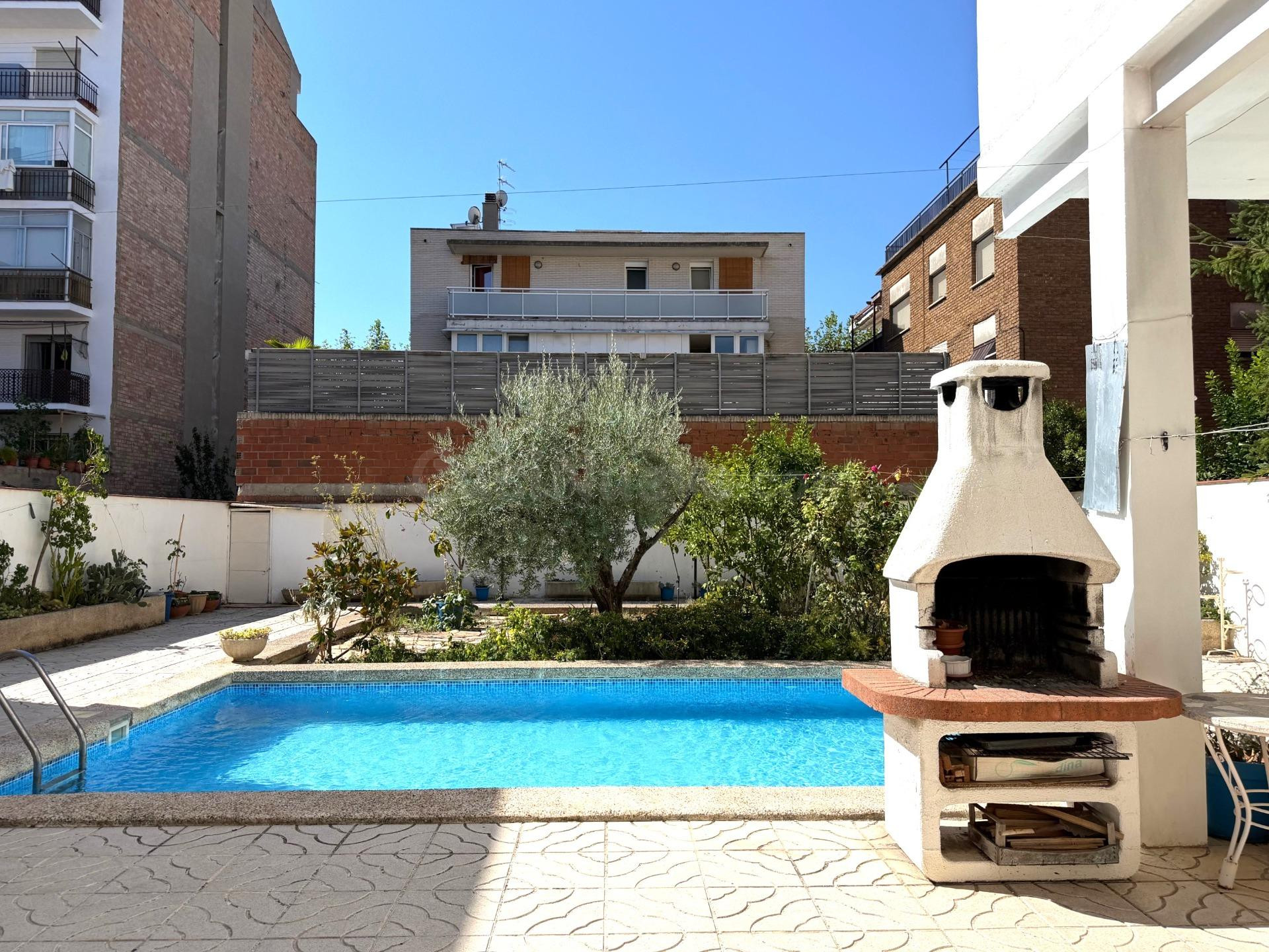 SINGULAR CASA CON JARDÍN, PISCINA Y PÁRKING!