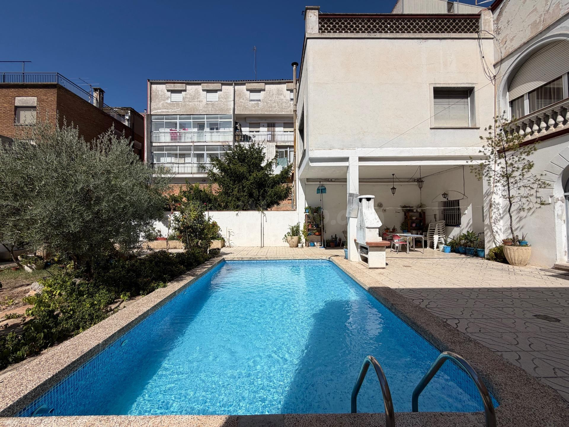 SINGULAR CASA CON JARDÍN, PISCINA Y PÁRKING! - foto 5