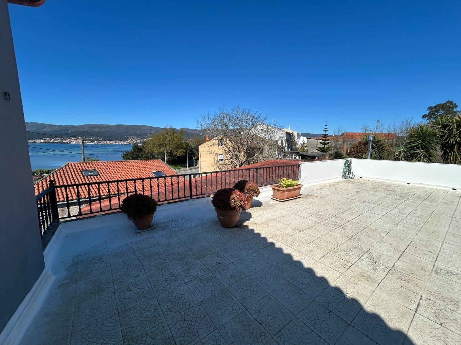 Casa en venta a 1.5km del centro de Boiro – Espacio, tranquilidad y mar a solo 300 metros - foto 2