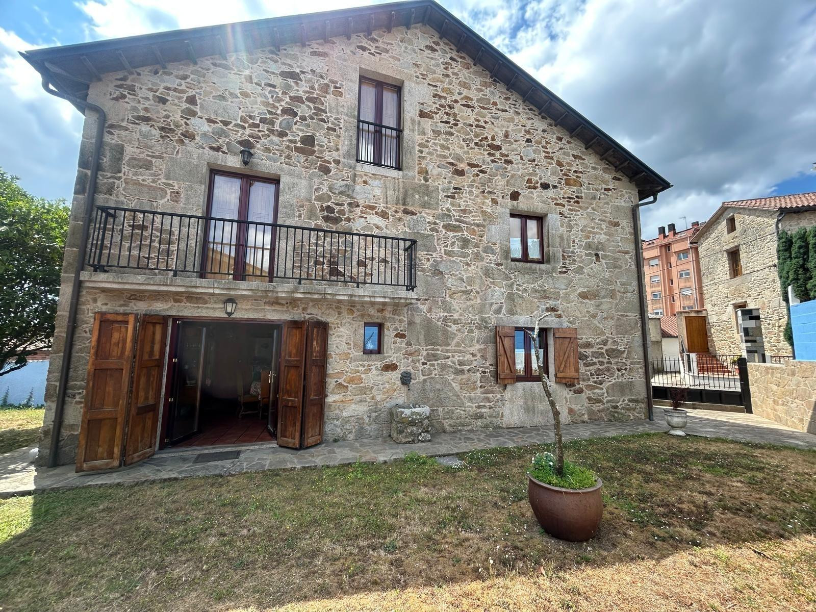 SE VENDE EXCLUSIVA CASA DE PIEDRA CON ENCANTO RÚSTICO Y AMPLIO JARDÍN CON HÓRREO A UN PASO DEL CENTRO