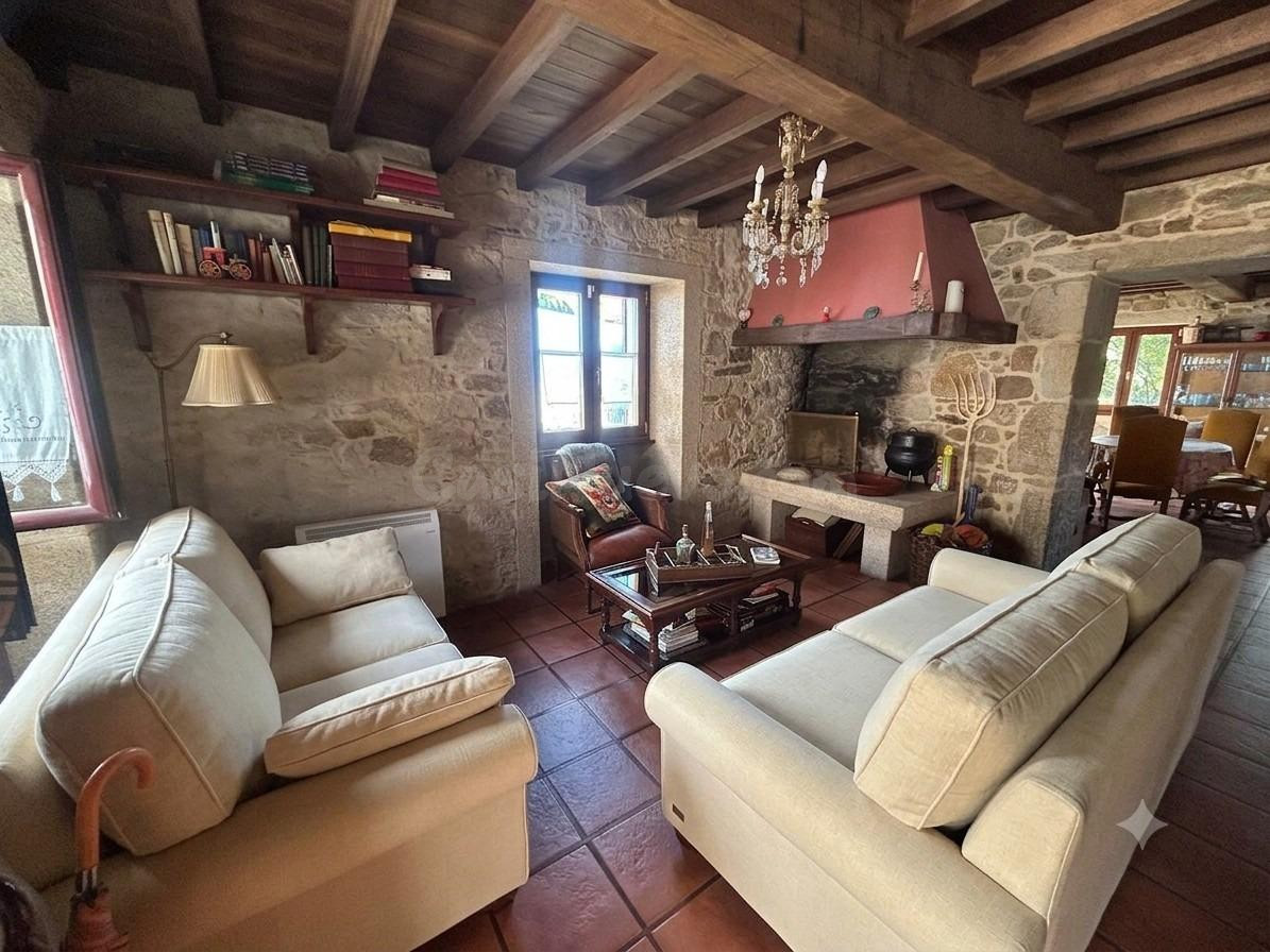 SE VENDE EXCLUSIVA CASA DE PIEDRA CON ENCANTO RÚSTICO Y AMPLIO JARDÍN CON HÓRREO A UN PASO DEL CENTRO - foto 2