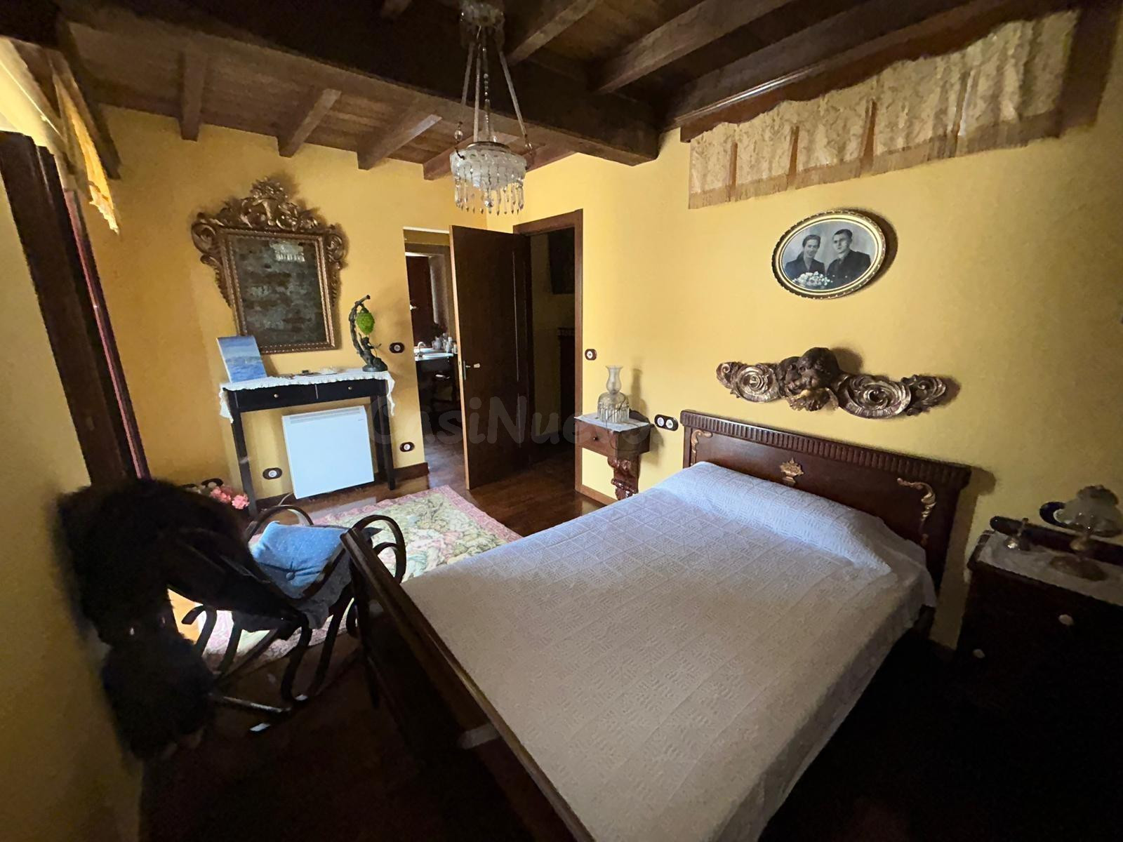 SE VENDE EXCLUSIVA CASA DE PIEDRA CON ENCANTO RÚSTICO Y AMPLIO JARDÍN CON HÓRREO A UN PASO DEL CENTRO - foto 3
