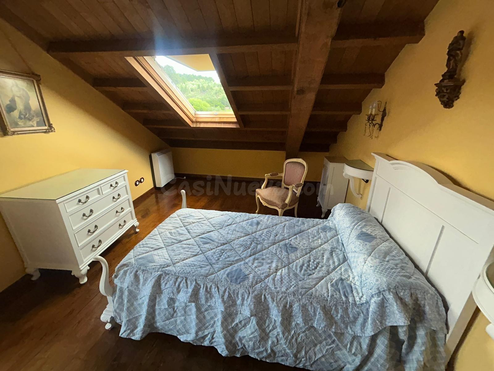 SE VENDE EXCLUSIVA CASA DE PIEDRA CON ENCANTO RÚSTICO Y AMPLIO JARDÍN CON HÓRREO A UN PASO DEL CENTRO - foto 4