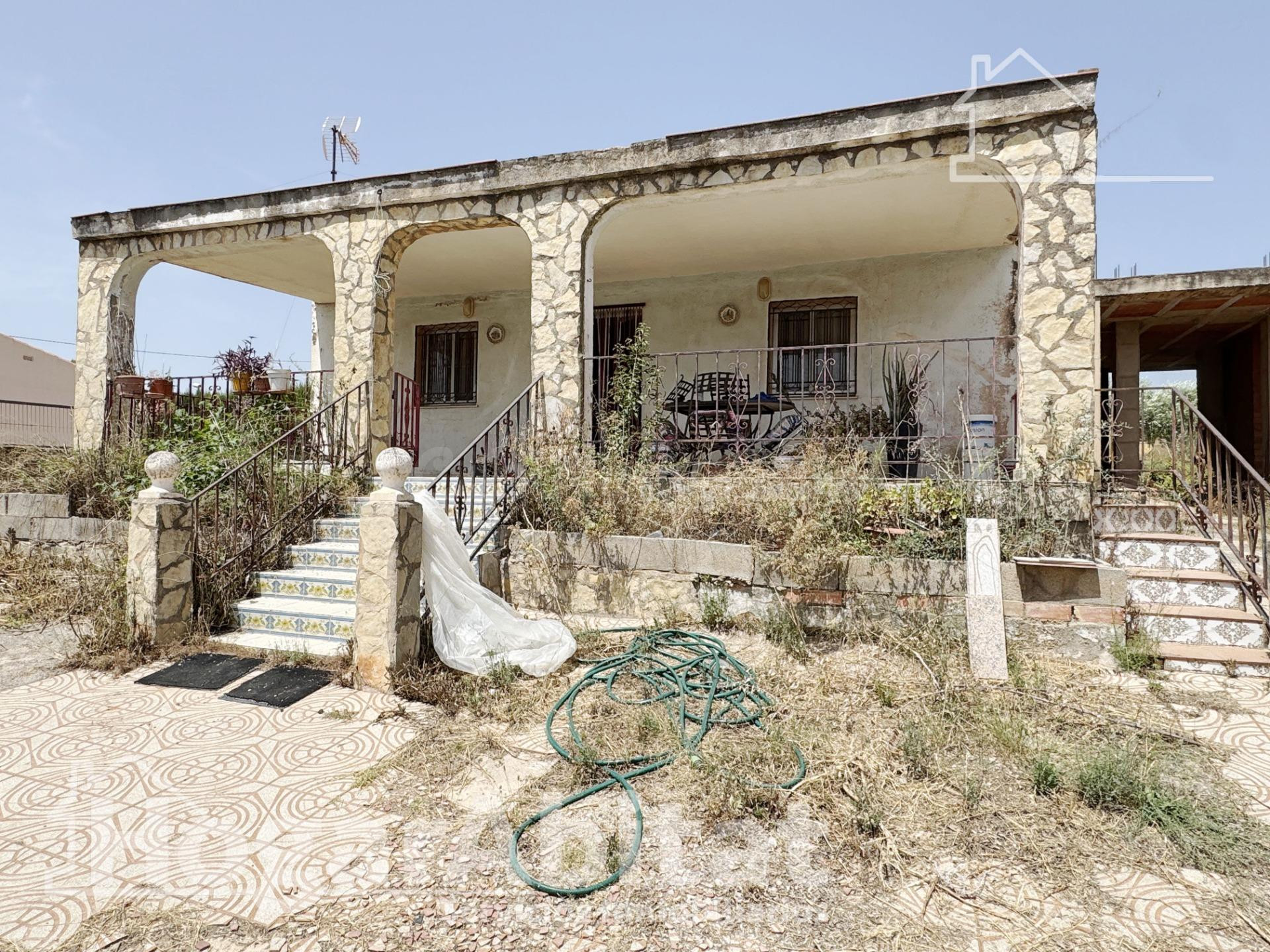 CHALET EN RESIDENCIAL CON GARAJE Y TERRAZA, TODO AMUEBLADO - foto 3