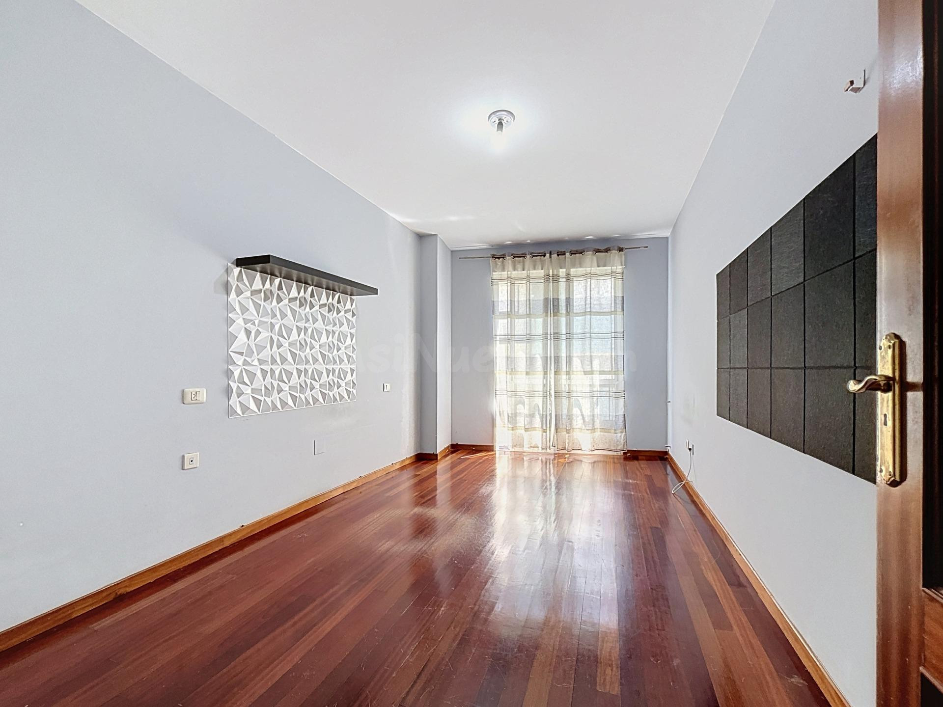 Amplio Piso en el Corazón de Boiro a Reformar por €150,000 - foto 4