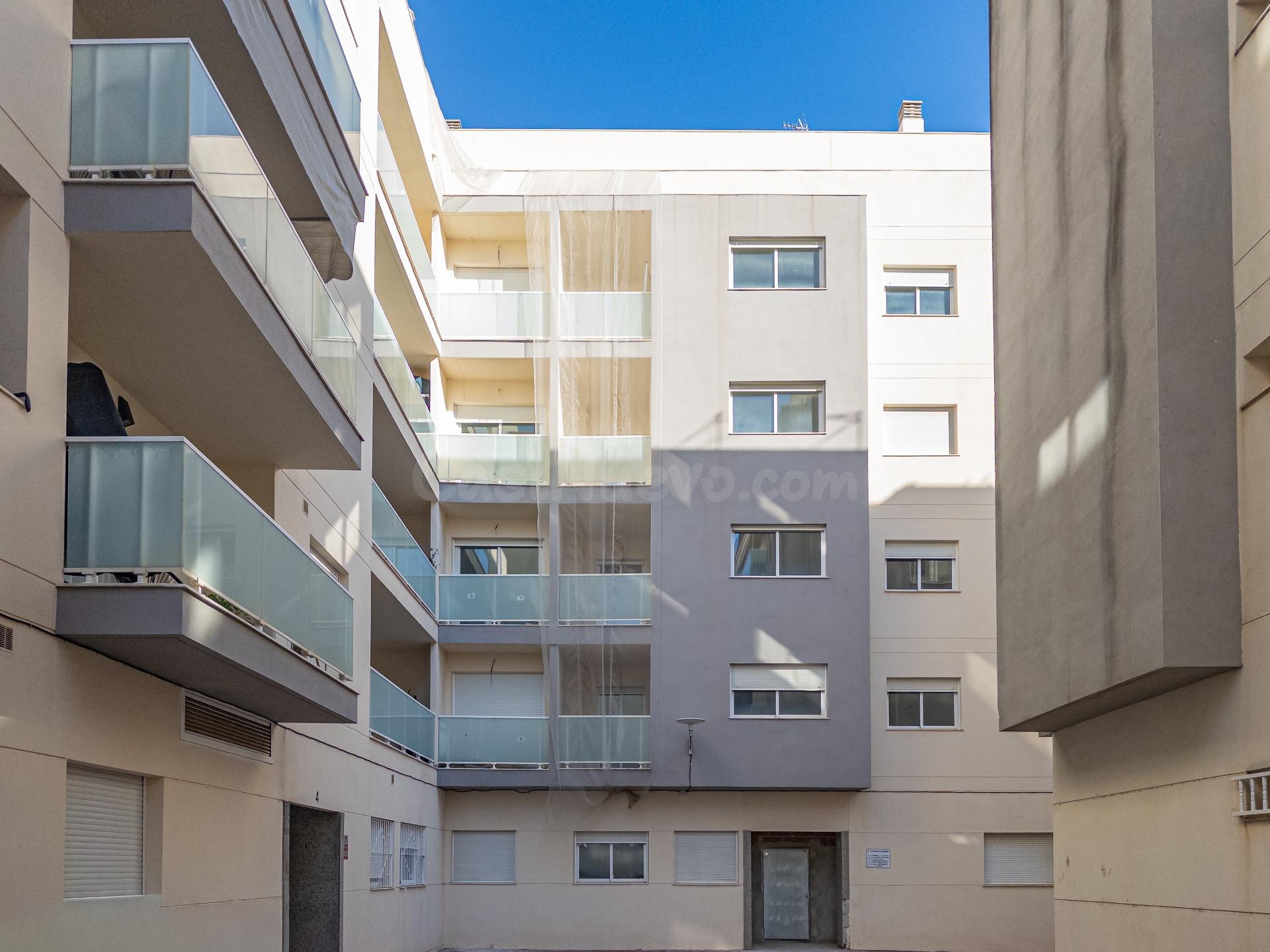 PISO CON TRES DORMITORIOS Y DOS BAÑOS EN EDIFICIO EN CONSTRUCCIÓN