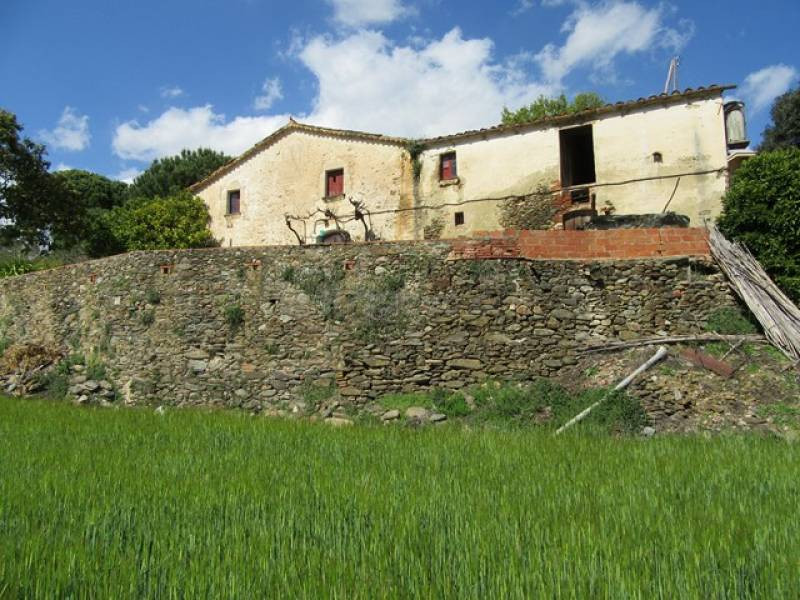 FOGARS DE MONTCLÚS (MOSQUEROLES): MASIA A REFORMAR CON IMPRE