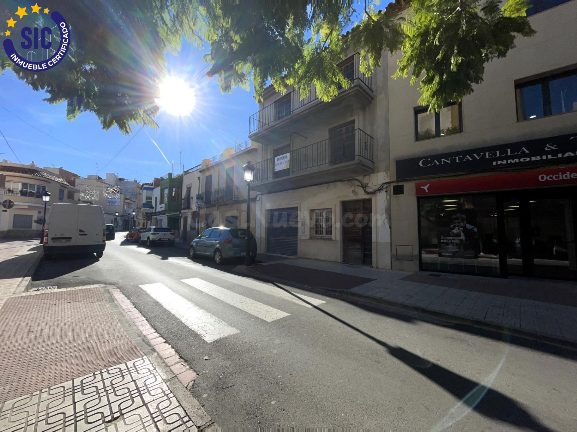 CASA ADOSADA CÉNTRICA CON MUCHAS POSIBILIDADES EN OROPESA DE - foto 2