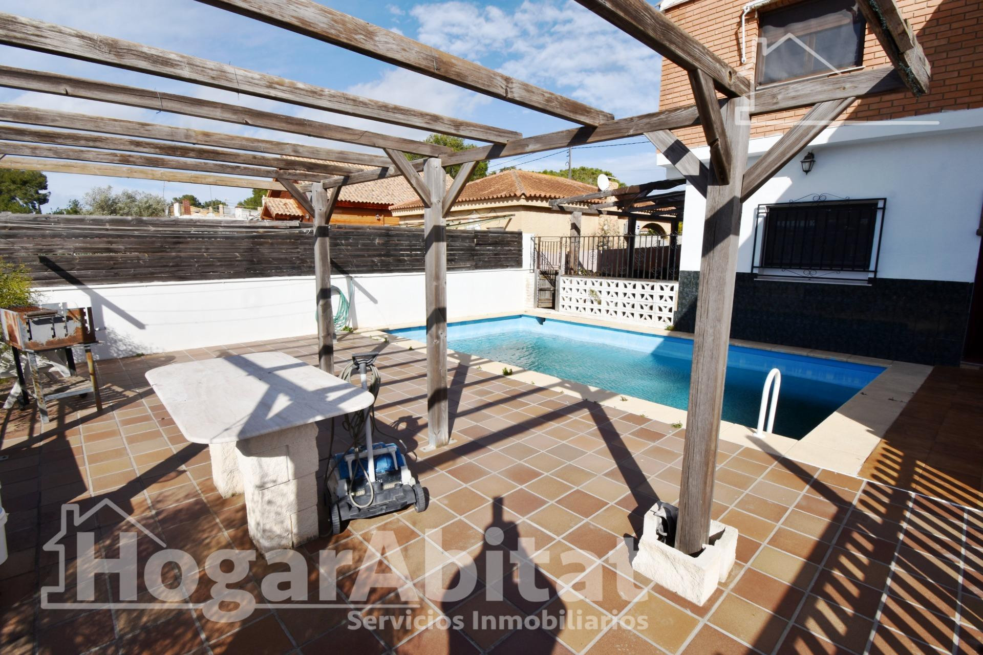 CHALET CON PISCINA, GARAJE Y TERRAZA