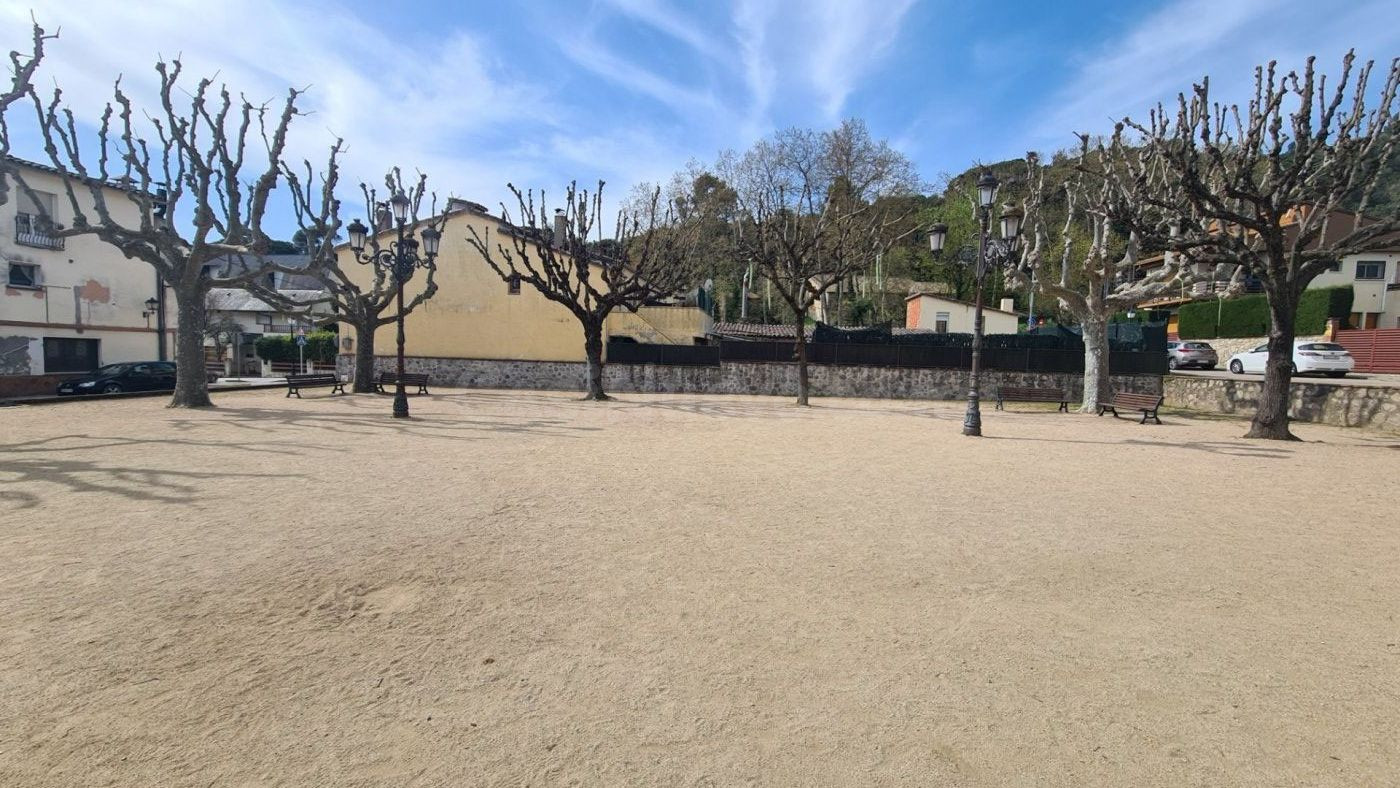 GUALBA (CENTRO): SOLAR PARA EDIFICAR CON AMPLIA FACHADA A PL