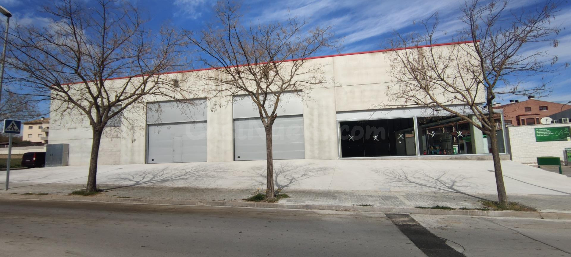 SANT CELONI ( 1ª LINEA C-35)  NUEVA NAVE COMERCIAL ESQUINERA EN ALQUILER