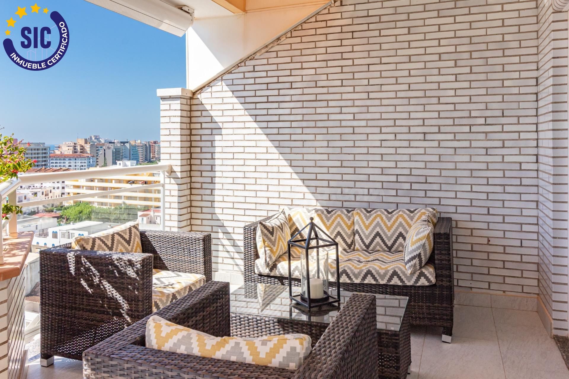 Ático de diseño con espectacular terraza y vistas al mar en 