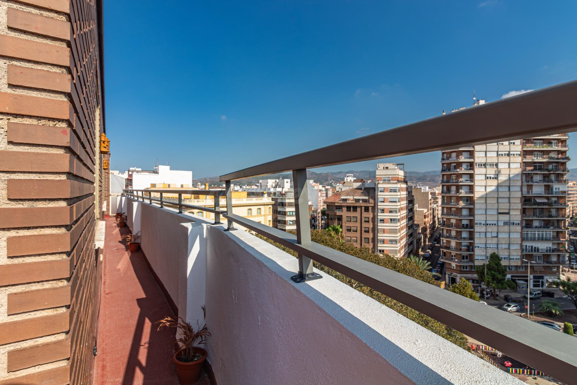 ÁTICO CON TERRAZA DE TRES DORMITORIOS EN PLAZA Mª AGUSTINA D - foto 4