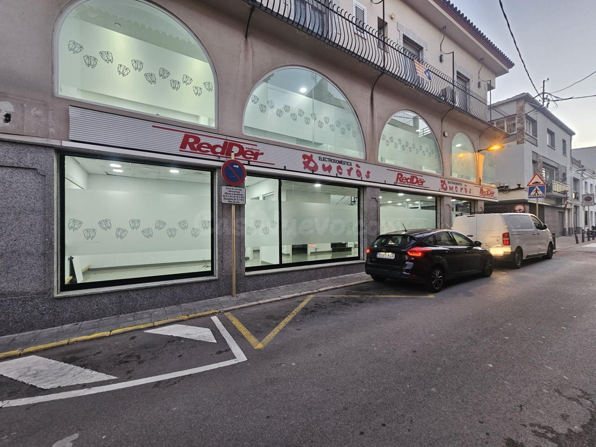SANT CELONI (CENTRO): GRAN LOCAL COMERCIAL ESQUINERO IDEAL C - foto 3