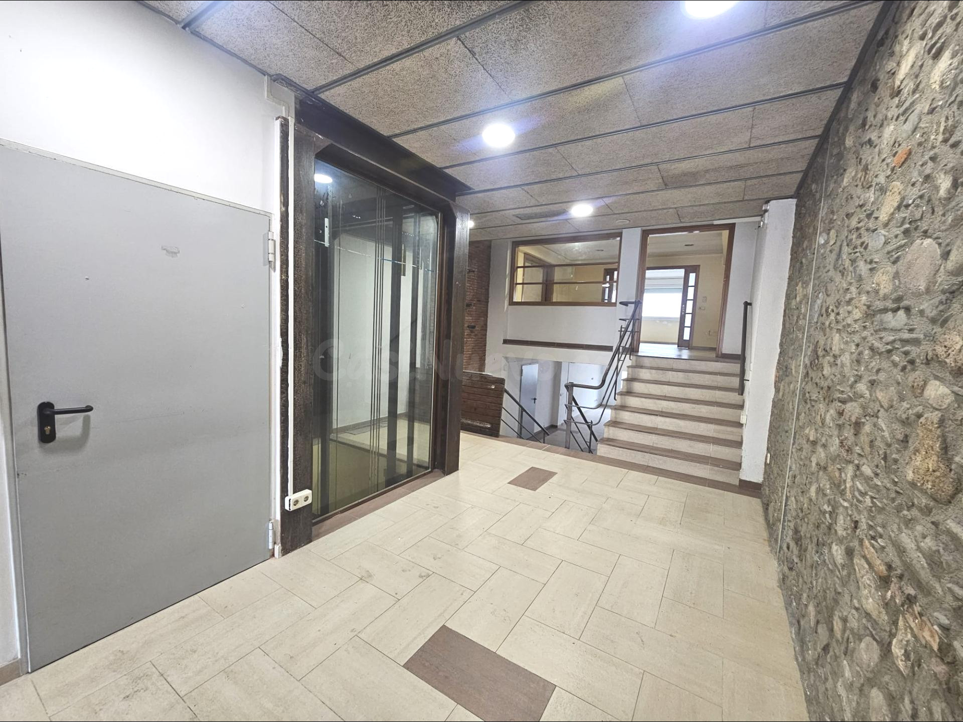 SANT CELONI (CENTRO): PRECIOSO GRAN LOCAL DE DISEÑO SITUADO  - foto 2