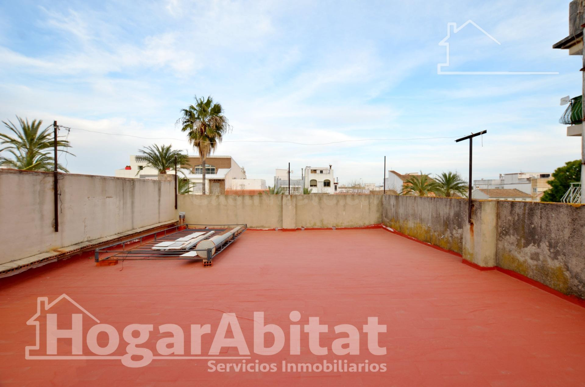 CASA CON DOS TERRAZAS Y UN LOCAL COMERCIAL - foto 3