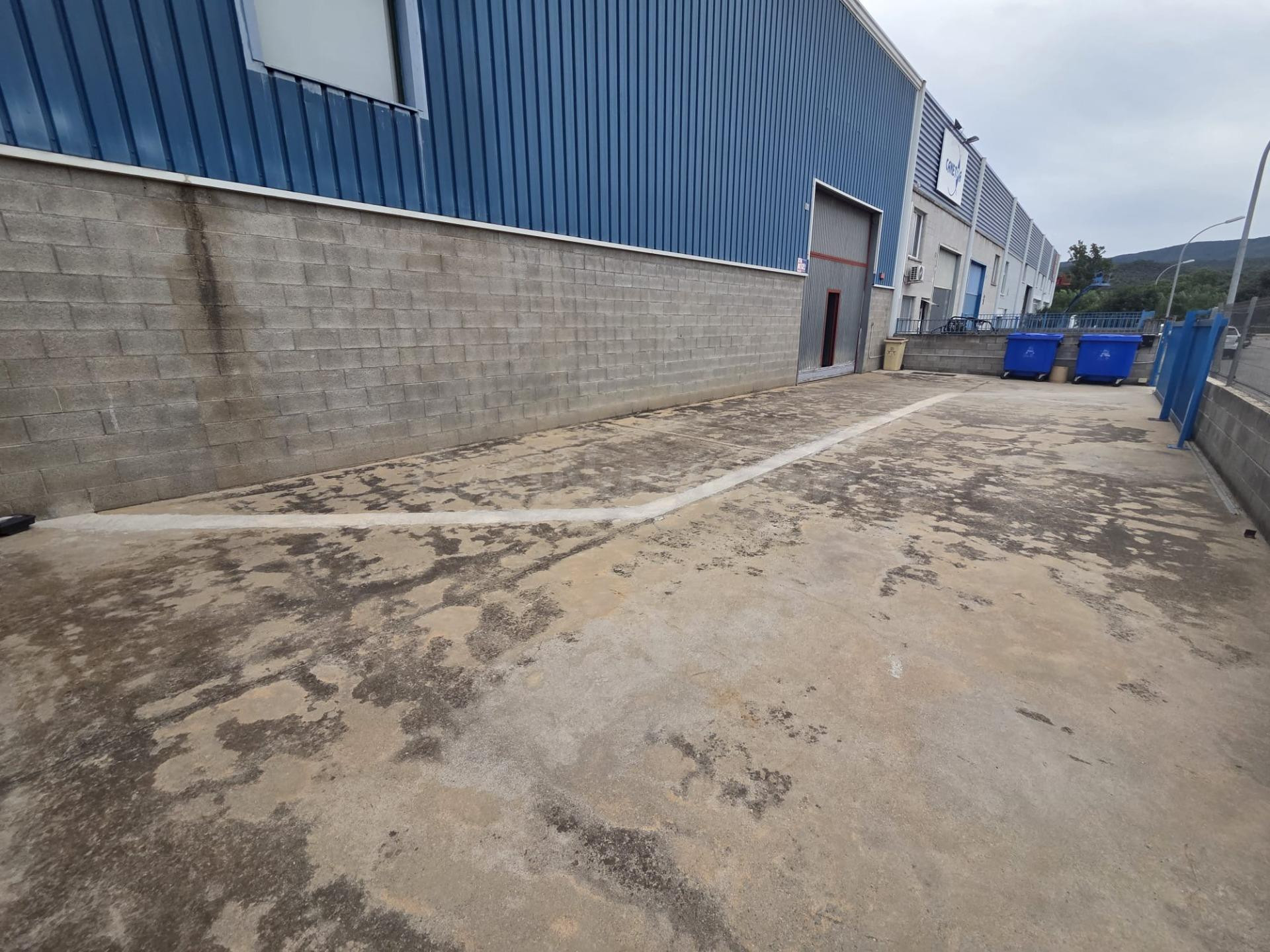 RIELLS I VIABREA (POLÍGONO INDUSTRIAL): NAVE DE 600 M2 EN AL - foto 3