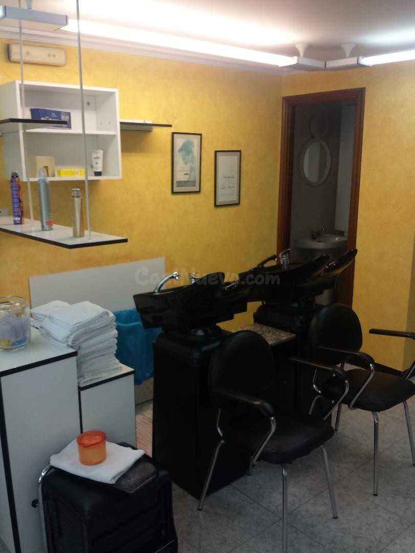 Local céntrico acondicionado para negocio de peluquería - foto 3