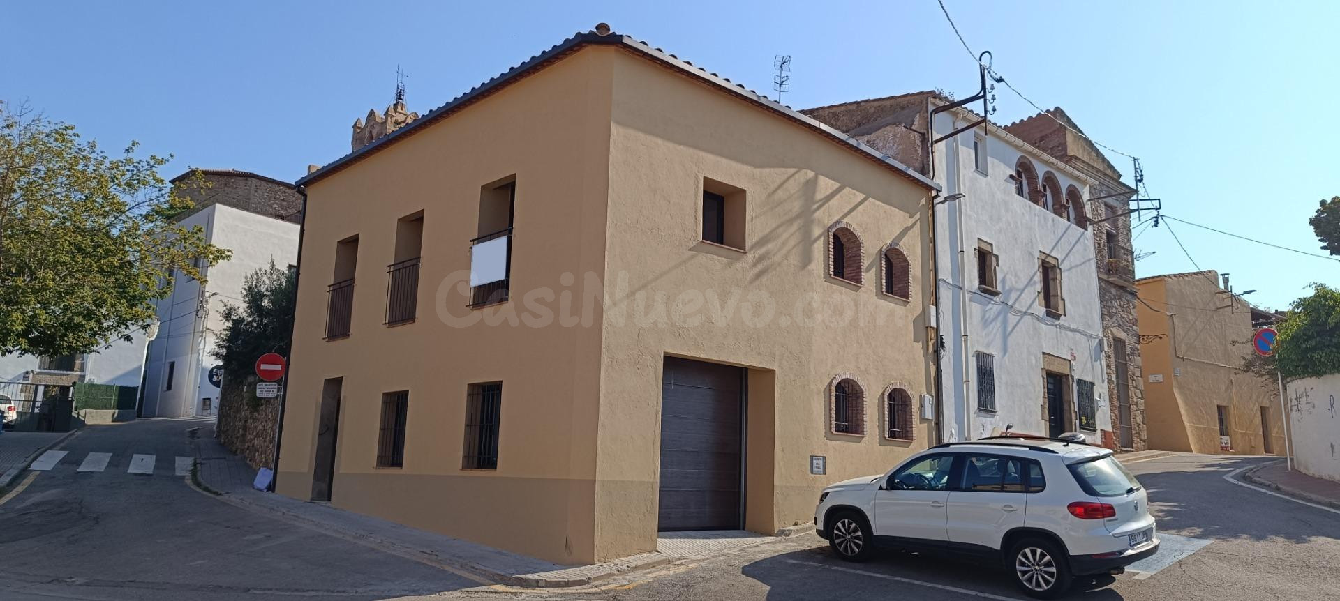 Espectacular Casa de Esquina Totalmente Renovada con Terraza y Jacuzzi en el Corazón de Calonge