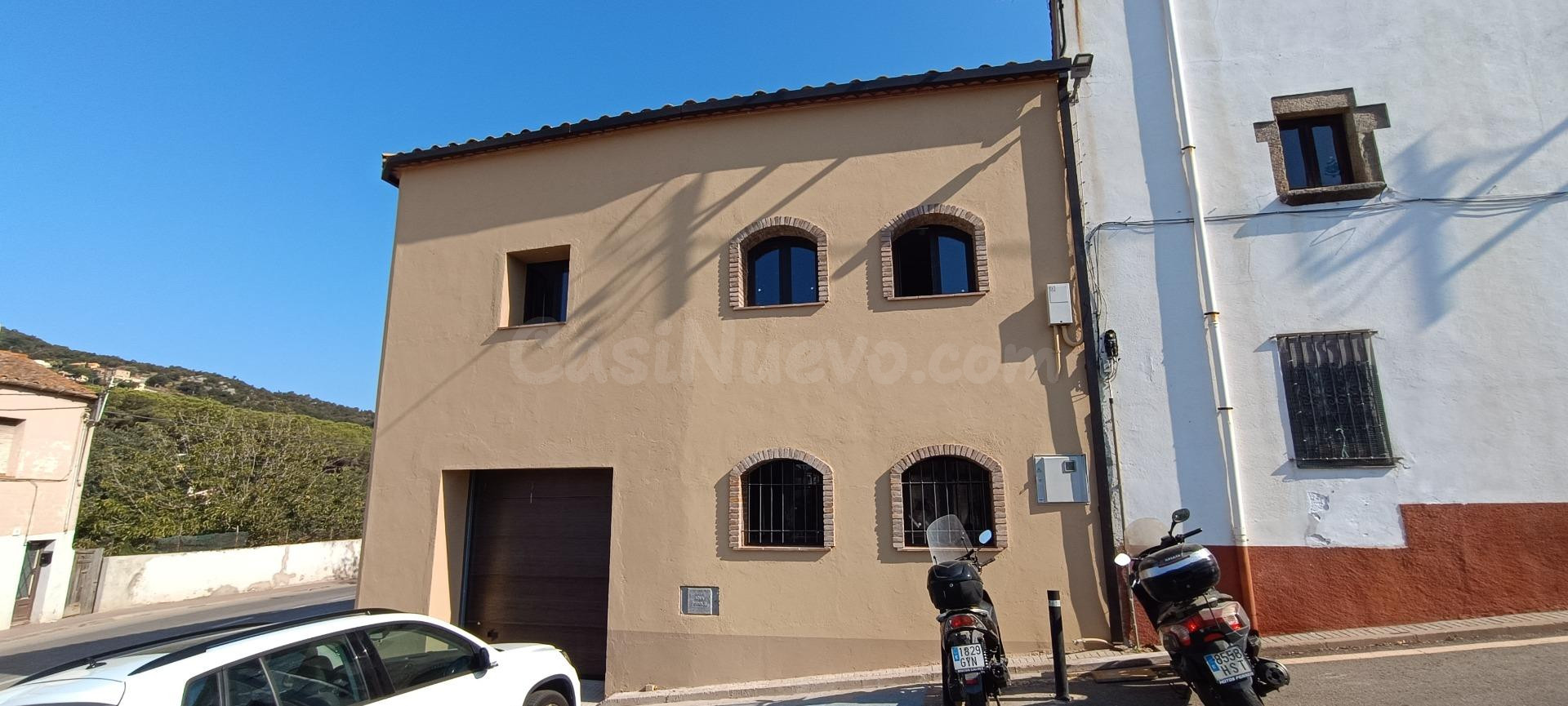 Espectacular Casa de Esquina Totalmente Renovada con Terraza - foto 2