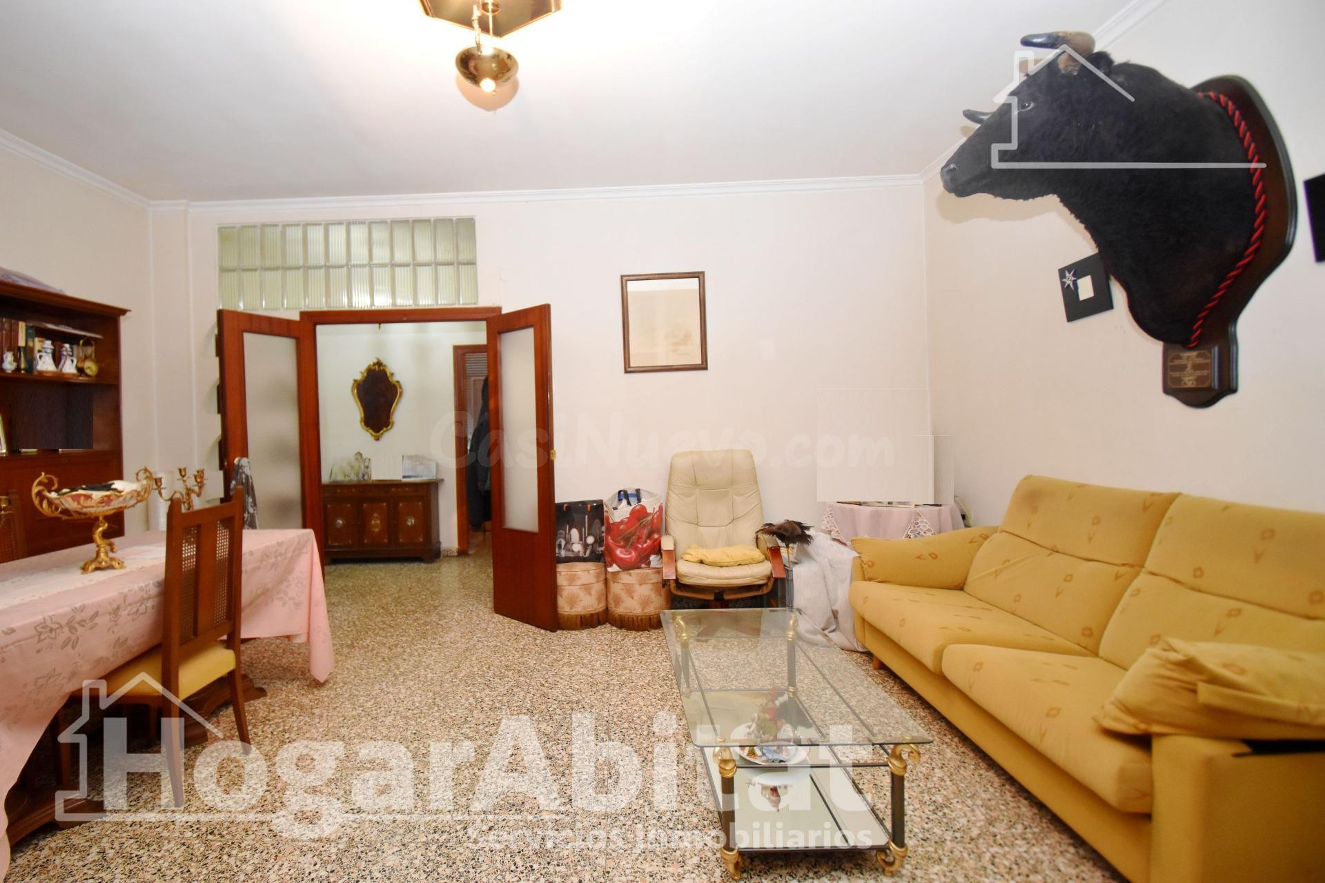 AMPLIA CASA CON LOCAL COMERCIAL Y DOS TERRAZAS - foto 2