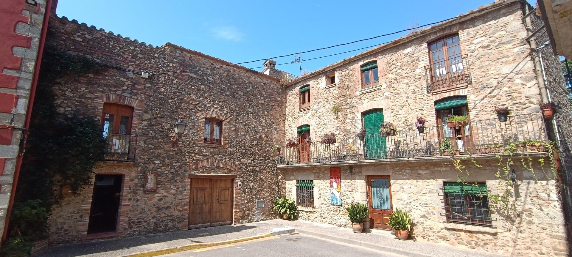 Para entendidos: La mejor casona de piedra de Calonge puede ser suya.