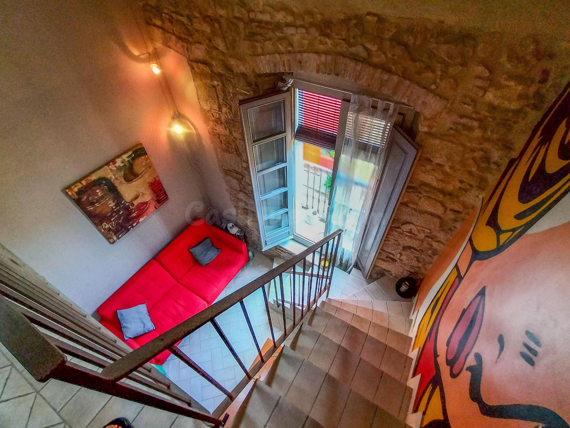 Precioso duplex con encanto en edificio historico de piedra, totalmete renovado, en el centro de Calonge