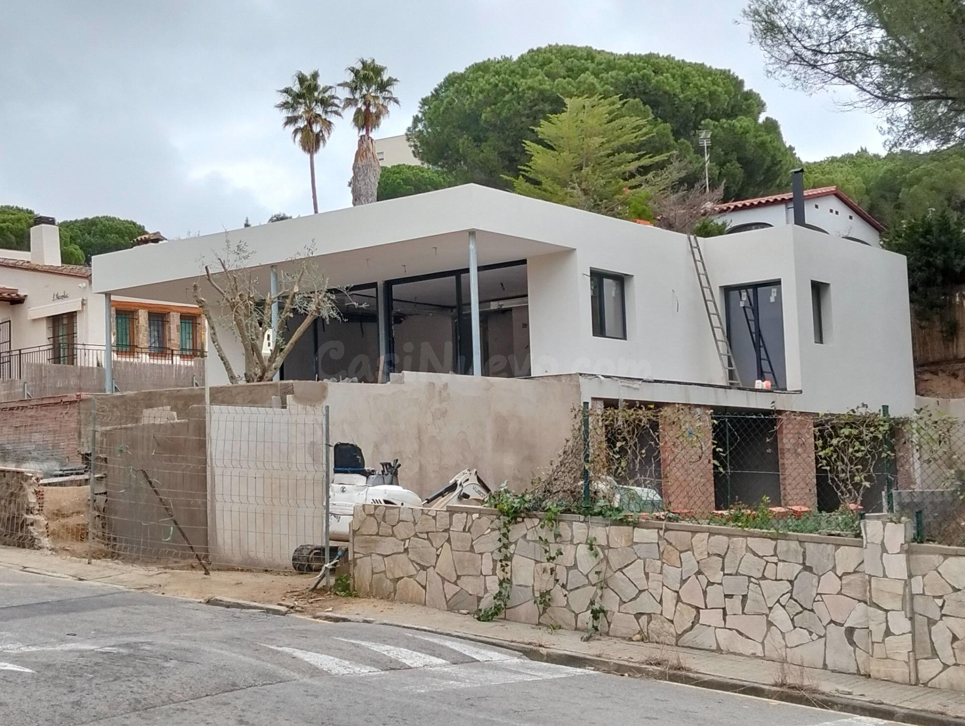 Magnífica Casa de Obra nueva rodeada de Pinos, con psicina y gran garaje. Oportunidad.