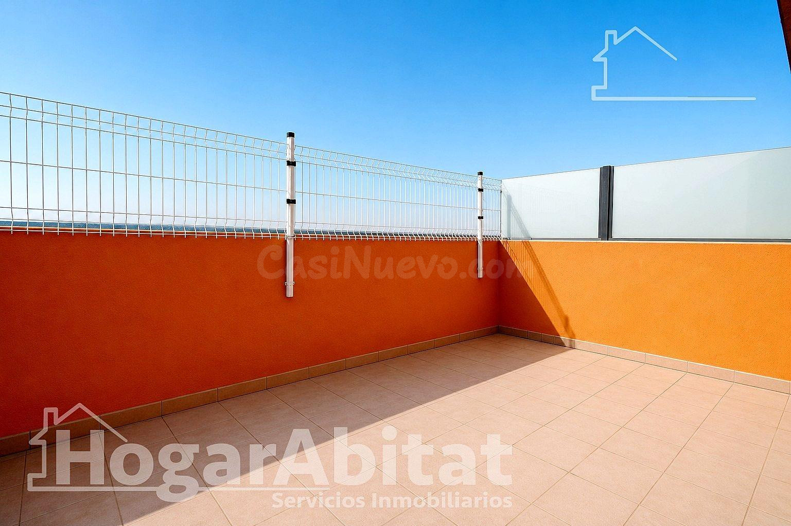 ÁTICO LUMINOSO EN RESIDENCiAL CON PISCINA, GARAJE Y GRAN TER - foto 2