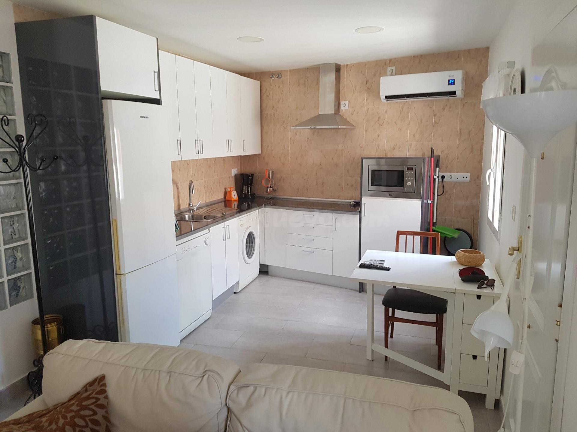 SE ALQUILA APARTAMENTO SUPER COQUETO CON PATIO - foto 3