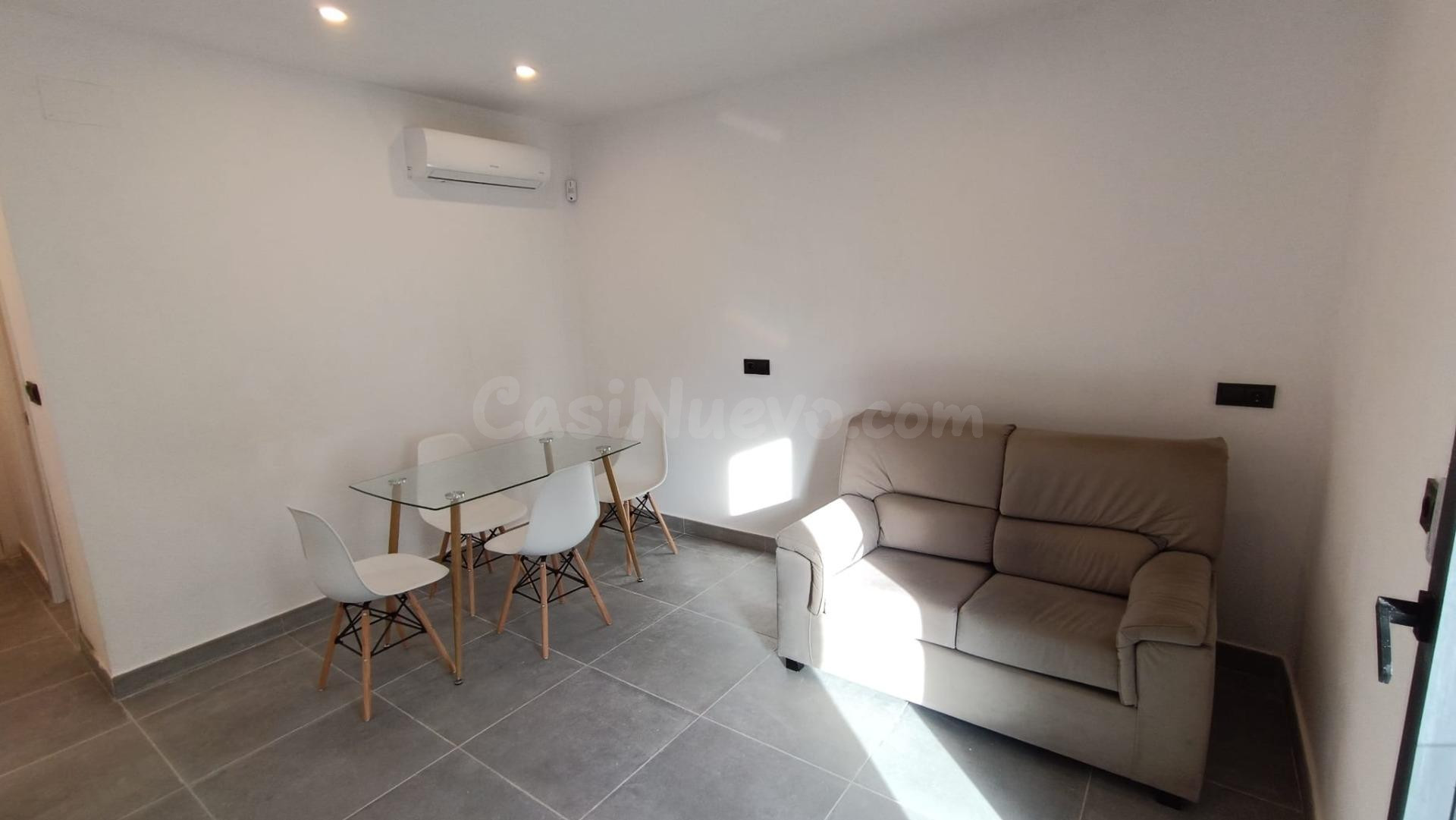 Bonito apartamento de 2 dormitorios totalmente renovado exce - foto 3