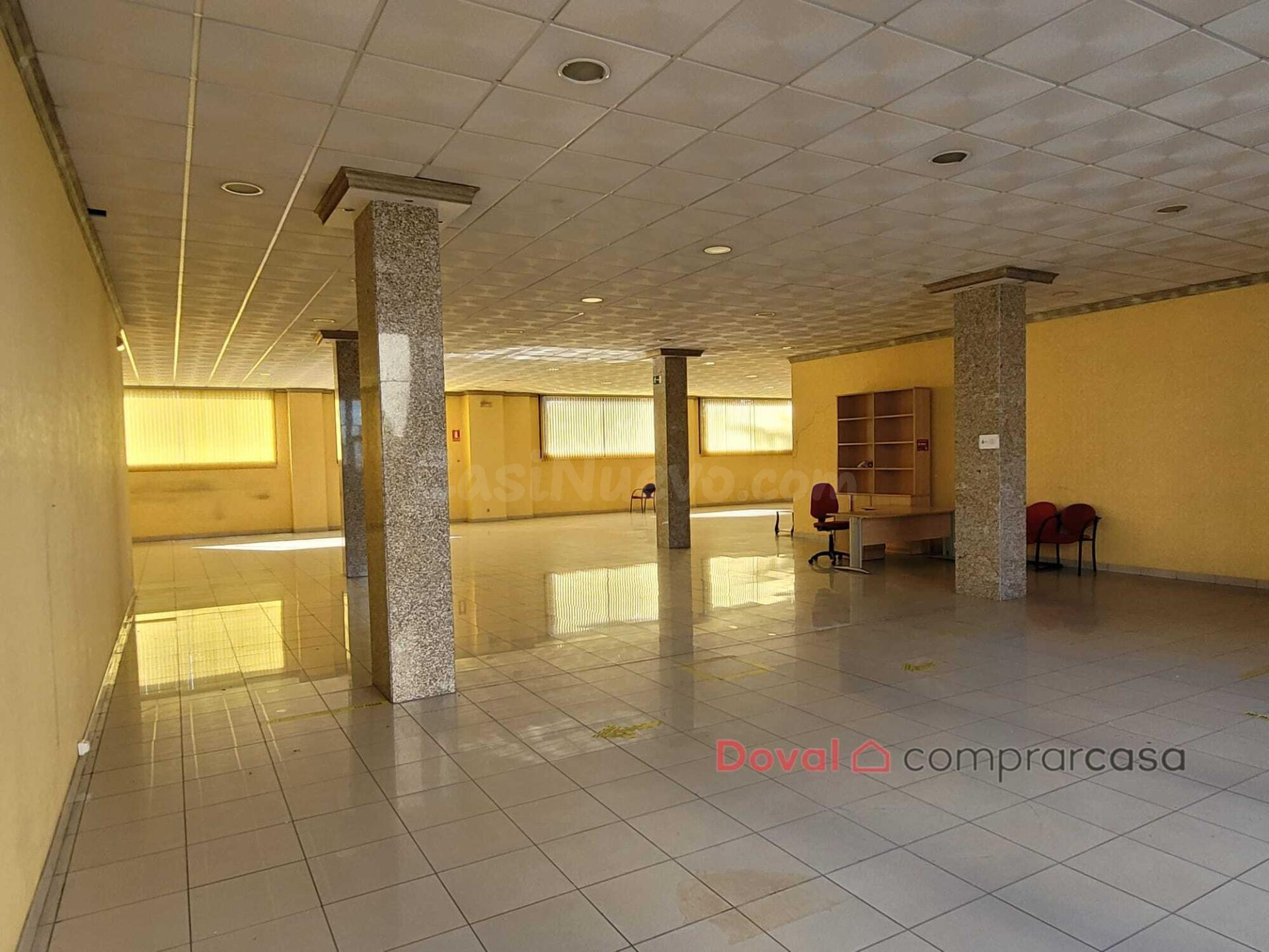 Local comercial amplio y luminoso en pleno centro de Tui con - foto 3