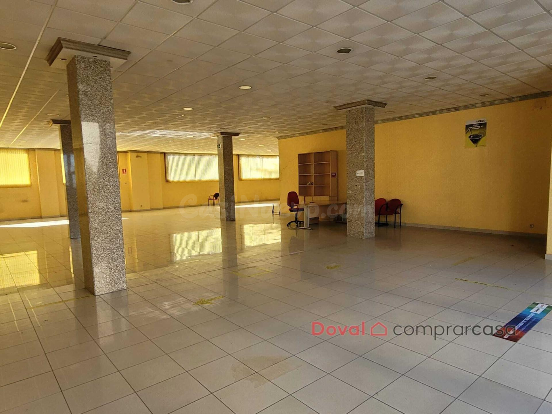 Local comercial amplio y luminoso en pleno centro de Tui con - foto 4
