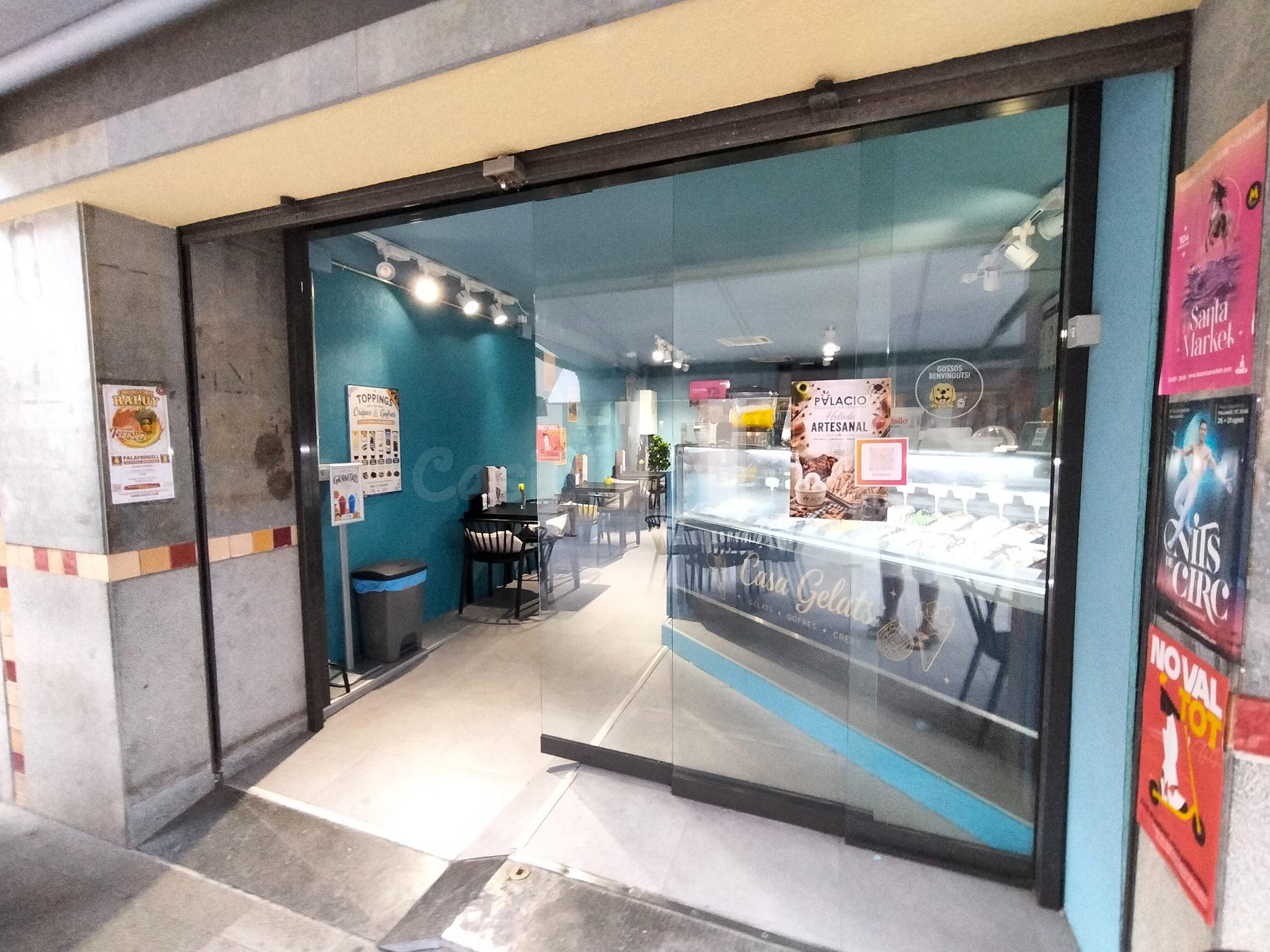 Se trapasa heladeria en ubicación inmejorable sobre el carre