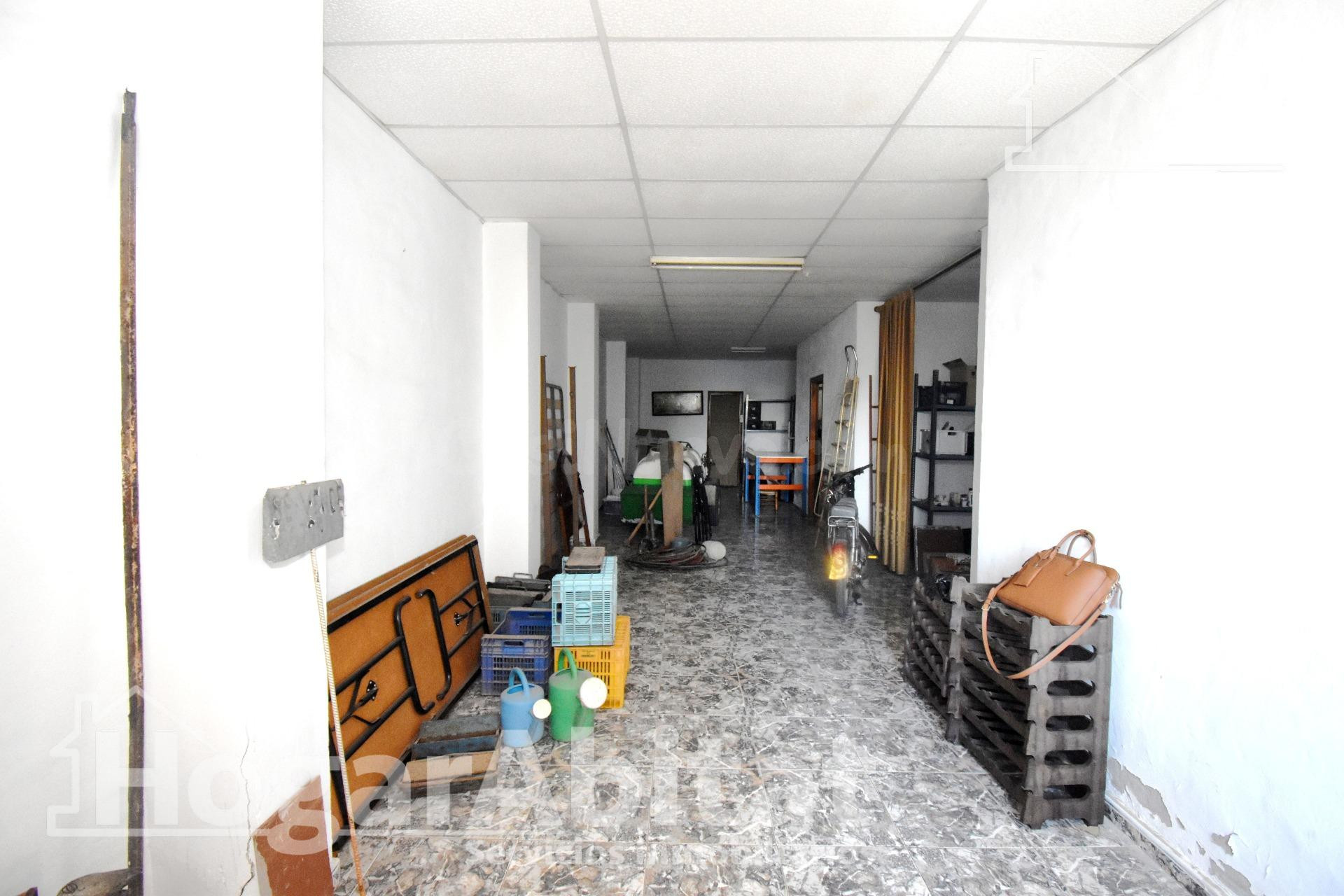 ¡PERFECTO PARA INVERTIR! BAJO AMPLIO PARA REFORMAR CON PATIO - foto 2