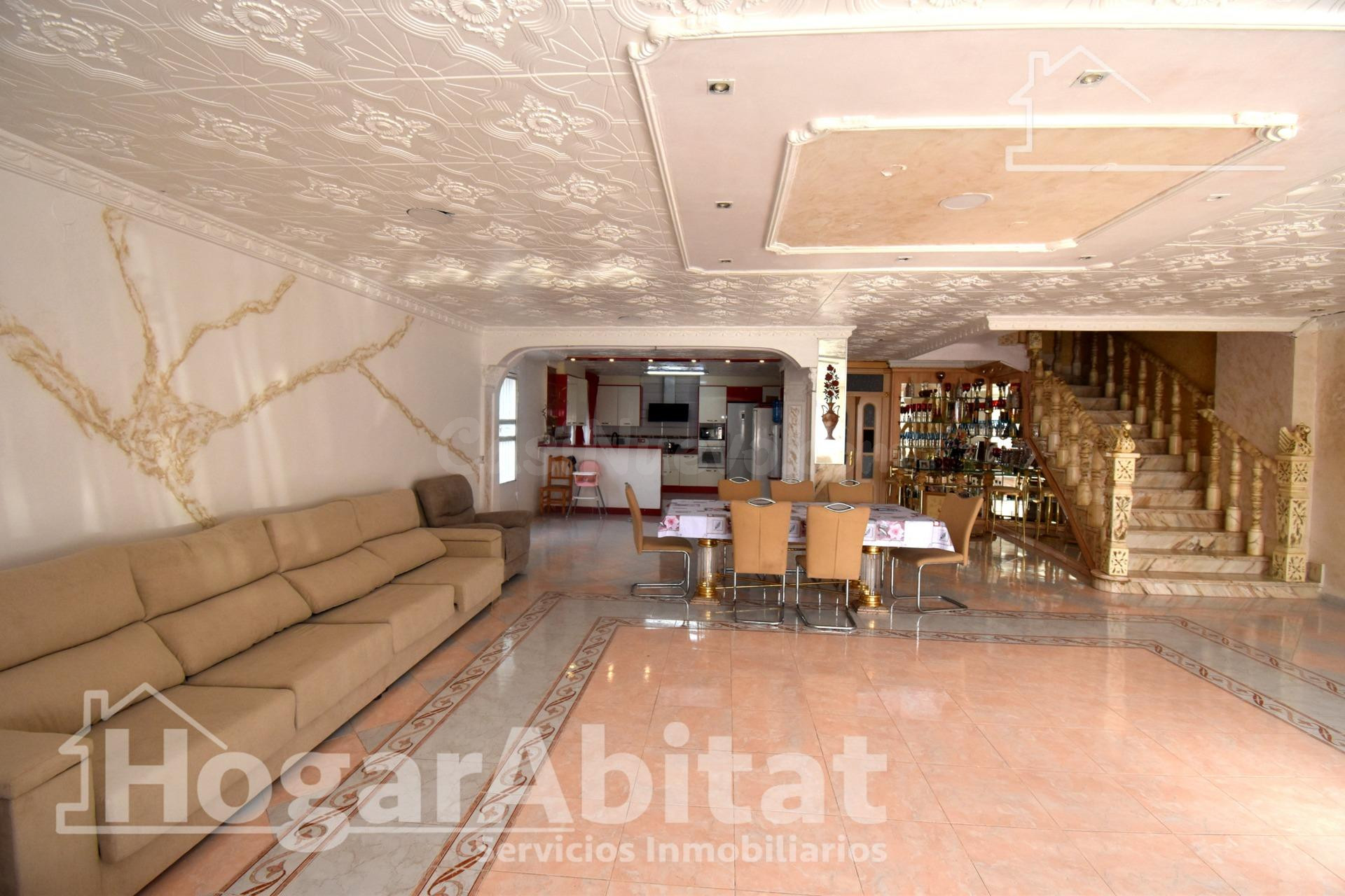 AMPLIA CASA CON GARAJE Y GRAN TERRAZA Y UNA SEGUNDA VIVIENDA