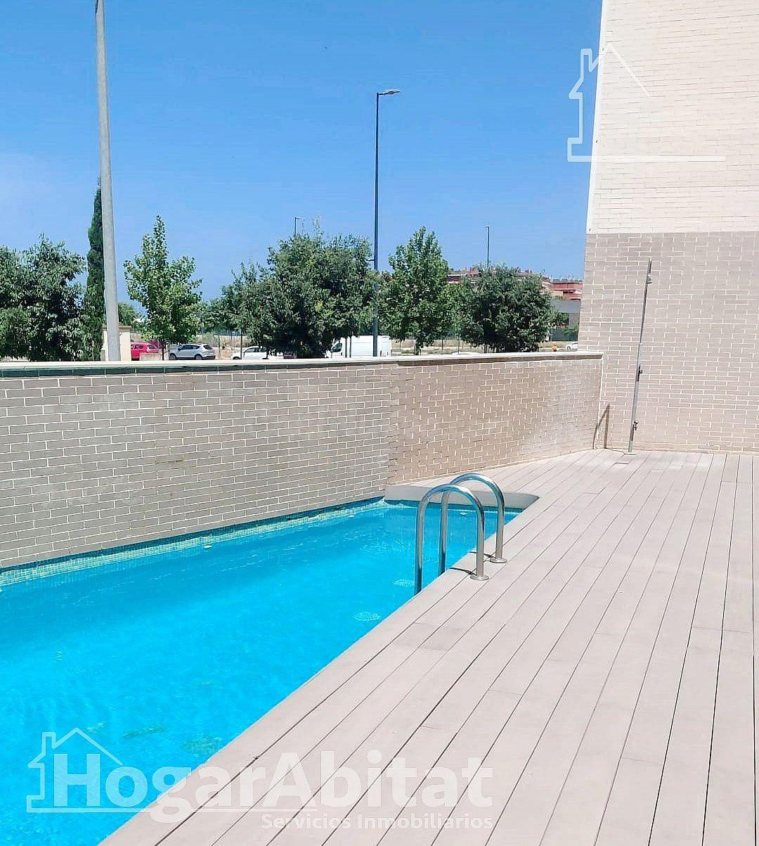 ÁTICO LUMINOSO EN RESIDENCiAL CON PISCINA, GARAJE Y GRAN TER