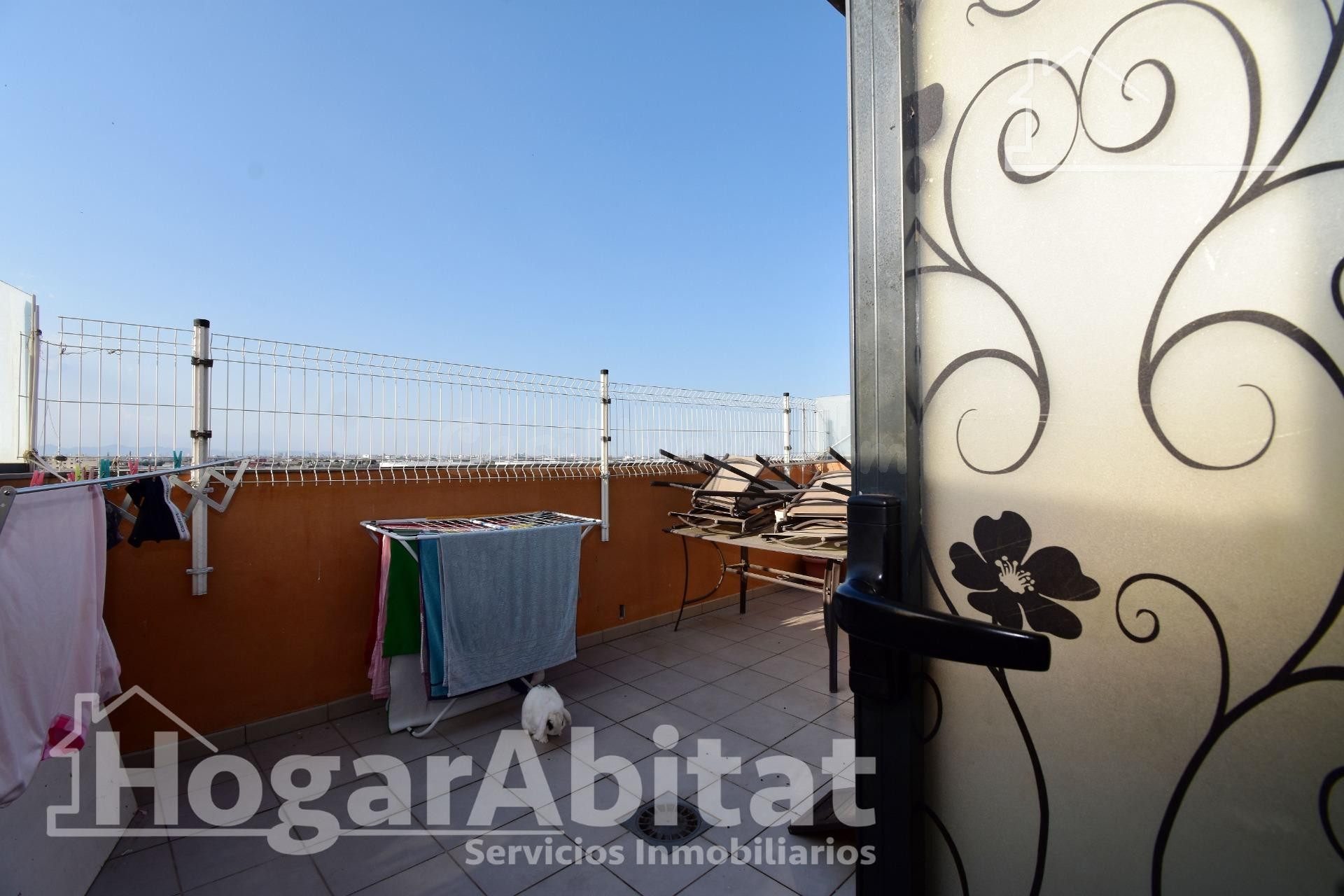 ÁTICO LUMINOSO EN RESIDENCiAL CON PISCINA, GARAJE Y GRAN TER - foto 3