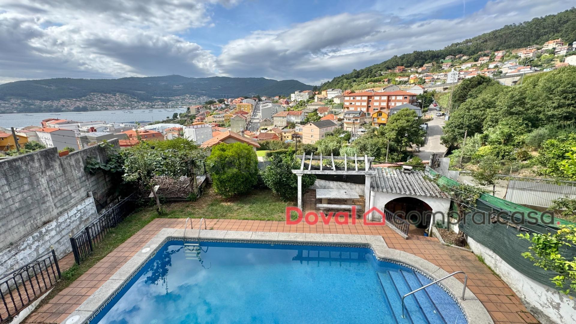 Casa independiente con piscina, vistas y un enorme potencial