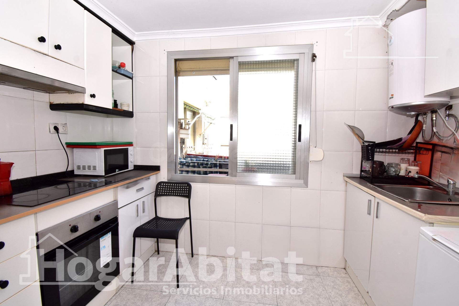 SEMIREFORMADO, EXTERIOR Y ACOGEDOR JUNTO A LA PLAÇA DE LA LI - foto 2