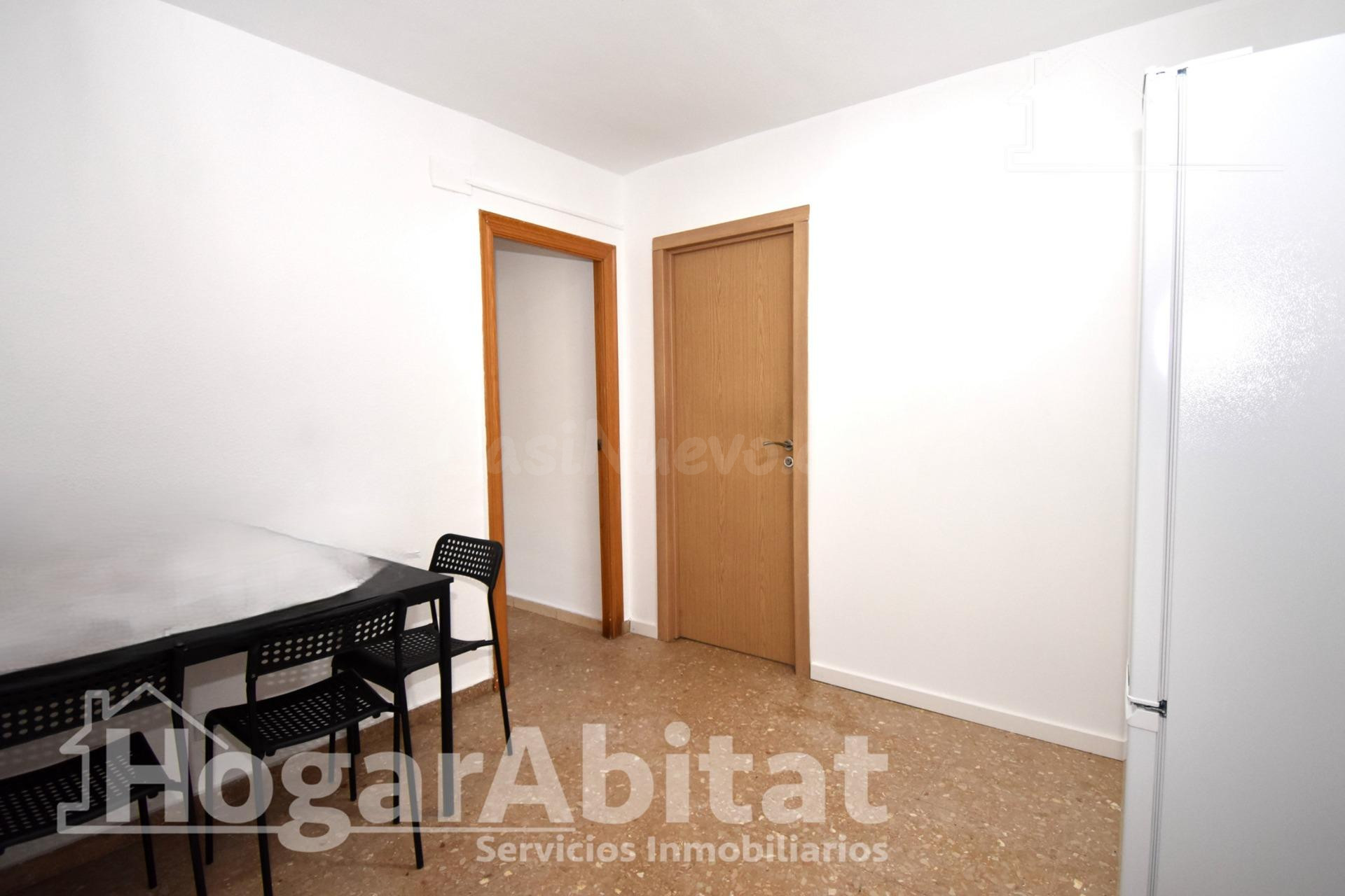 SEMIREFORMADO, EXTERIOR Y ACOGEDOR JUNTO A LA PLAÇA DE LA LI - foto 3