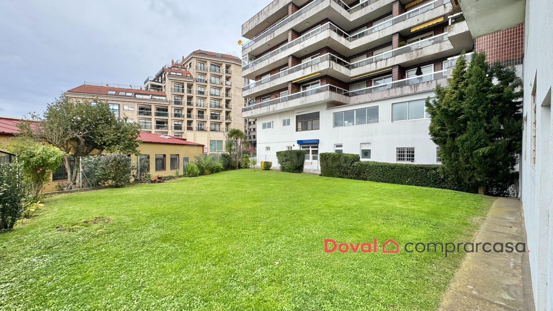 Amplio local comercial en Avda. Hispanidade 88 – 359 m2