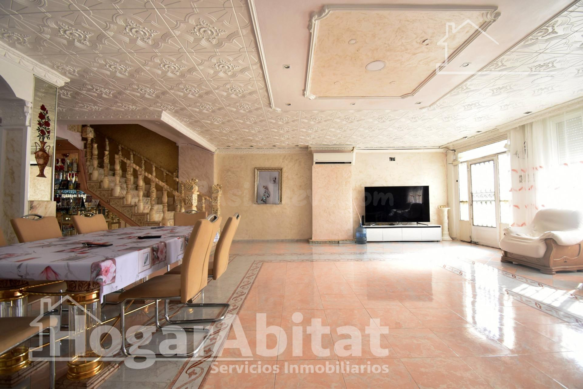 AMPLIA CASA CON GARAJE Y GRAN TERRAZA Y UNA SEGUNDA VIVIENDA