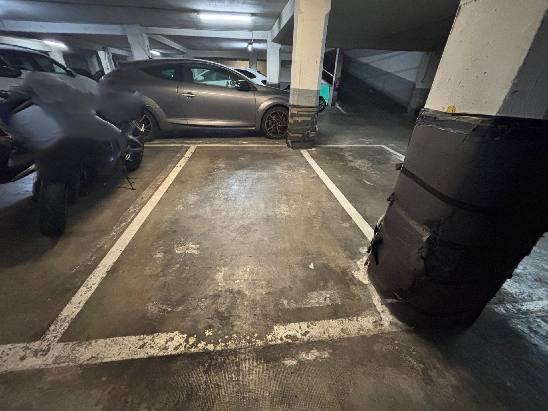 3 plazas de coche y 3 plazas de moto en venta