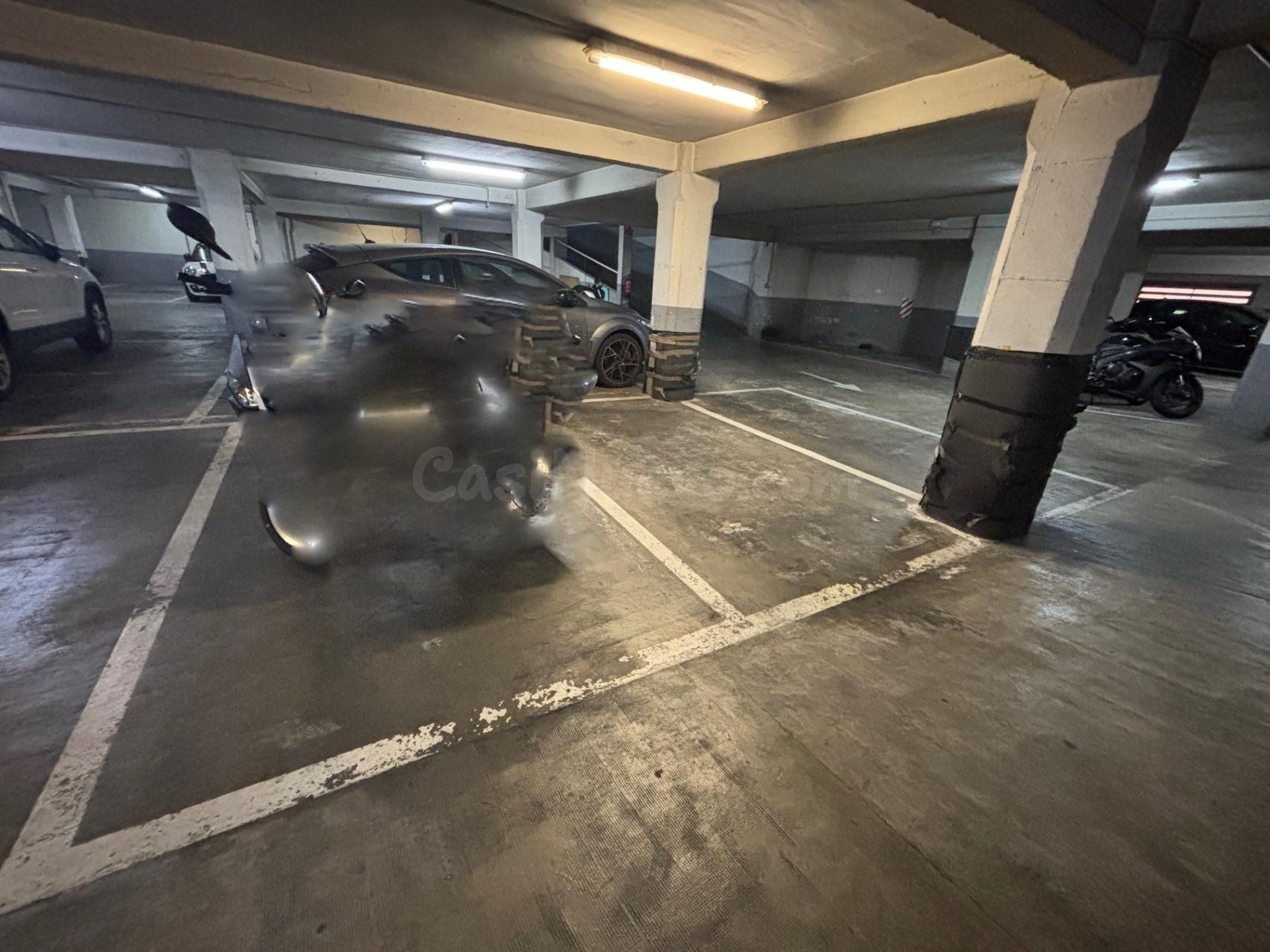 3 plazas de coche y 3 plazas de moto en venta