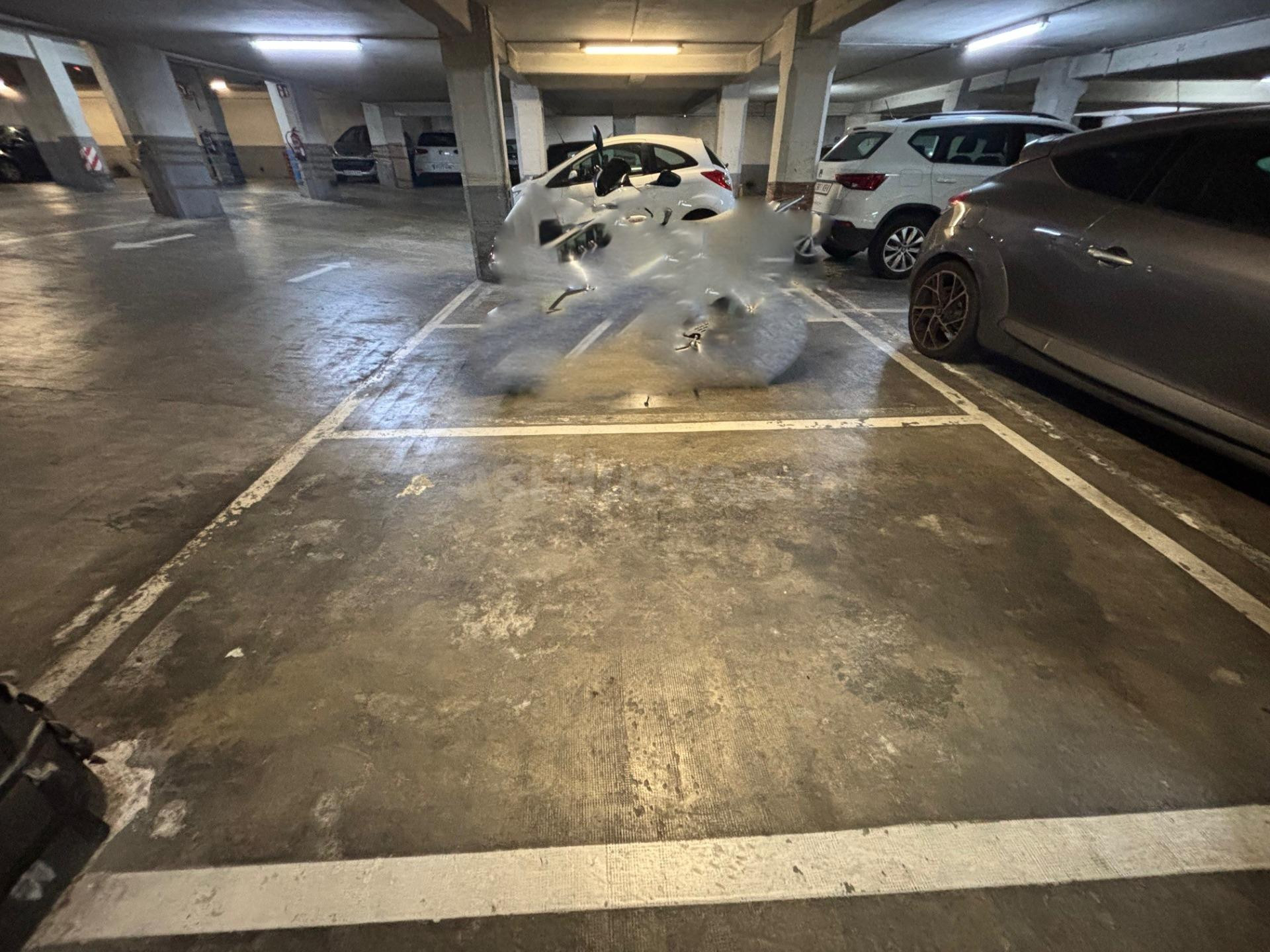 3 plazas de coche y 3 plazas de moto en venta - foto 2