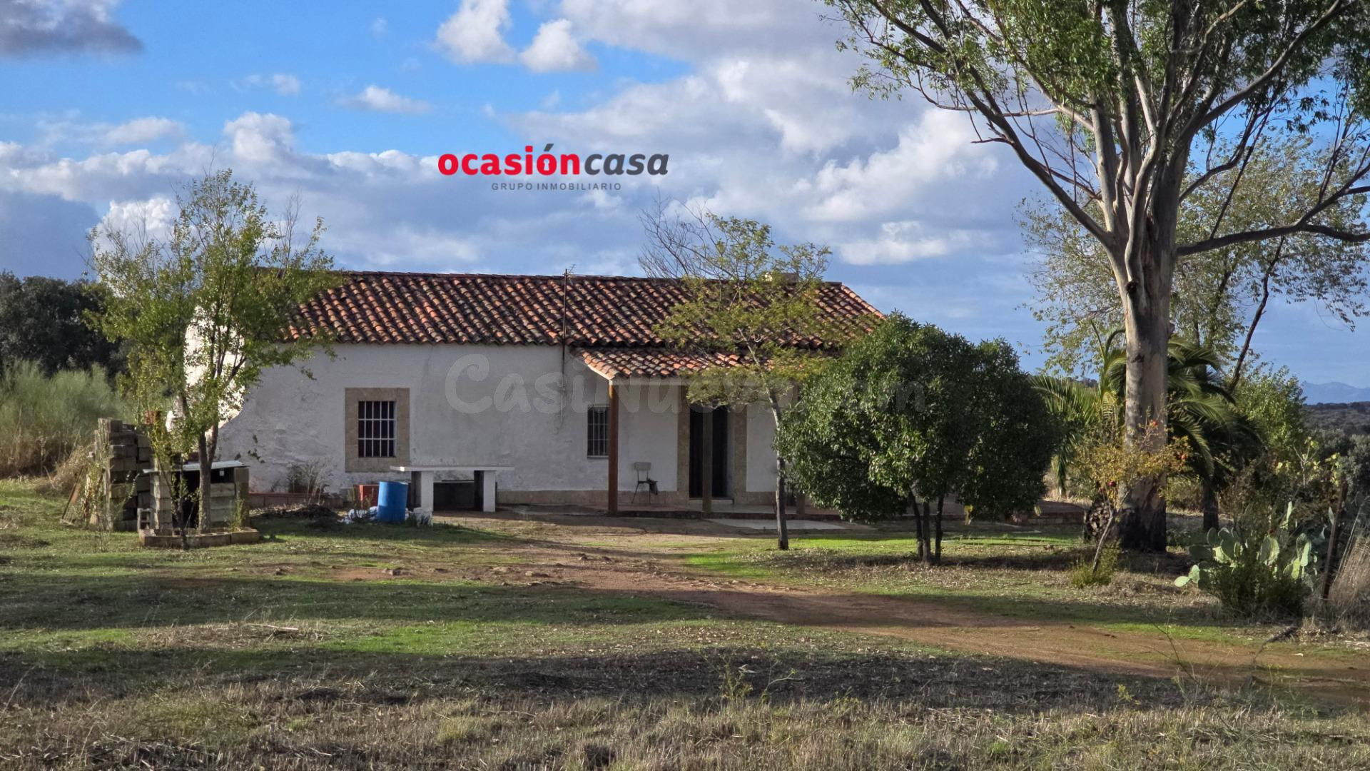 PARCELA CON CASA Y ALBERCA A LA VENTA