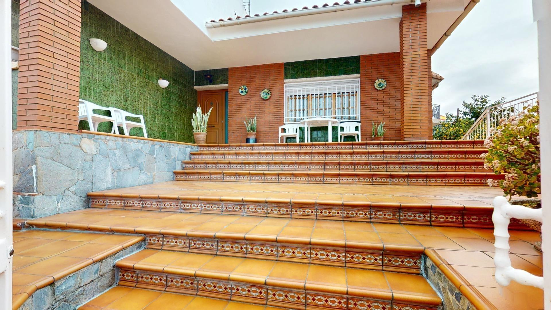CASA CON PISCINA Y GRAN GARAJE . VILADECANS - ALBARROSA - foto 2