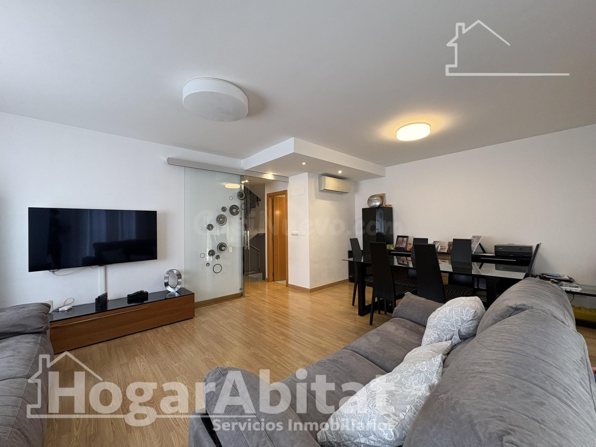 PRECIOSO ADOSADO ESQUINERO CON GARAJE BALCONES Y TERRAZA - foto 3