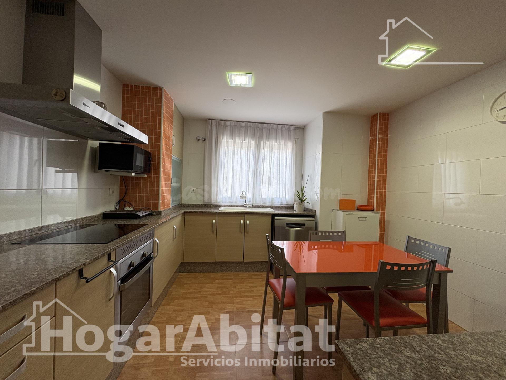 PRECIOSO ADOSADO ESQUINERO CON GARAJE BALCONES Y TERRAZA - foto 5